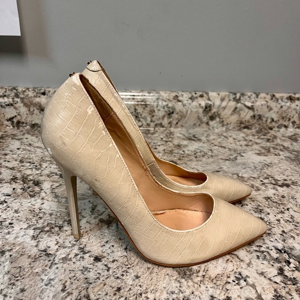 Kardashian Kollection Cream/Off-White Croc-Embossed Heels